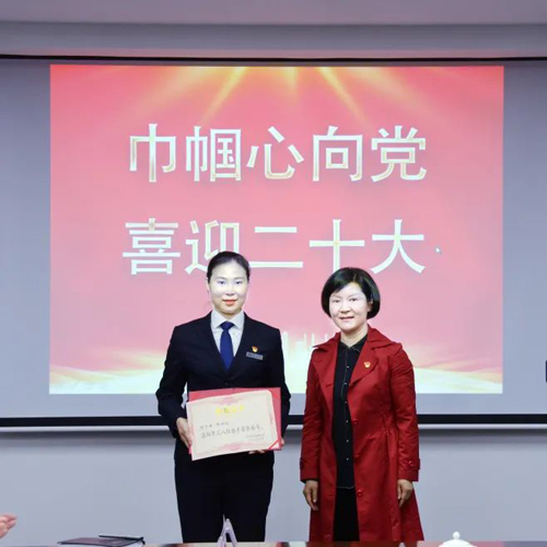 市婦聯(lián)、市總工會(huì)領(lǐng)導(dǎo)來(lái)集團(tuán)授牌公交巾幗事業(yè)再迎盛事