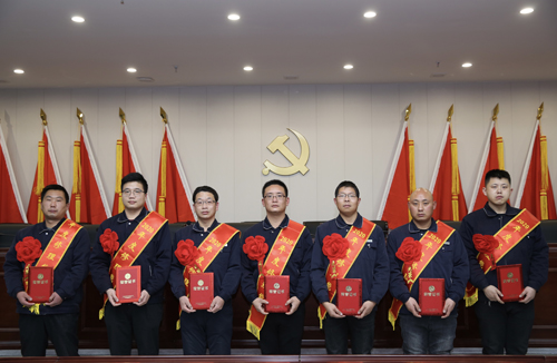 0206 修理能手從左至右依次為 邵冠峰、王寶玉、潘春樂、李龍、許特斯、韓利杰、寇增亮.jpg