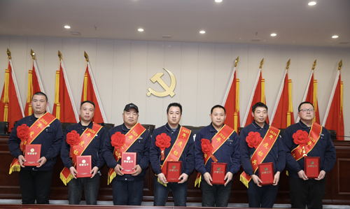 0202  標(biāo)兵從左至右依次為 苗田、尤建鵬、劉德斌、褚聰偉、王占峰、解偉強(qiáng)、馬群藝.jpg